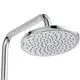 Duschkopf aus chrom mit runder, flacher Fläche und gleichmäßig verteilten Düsen, montiert an einem gebogenen Arm; Produkt von Ideal Standard.